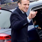 Macron efter att han röstade i dag.