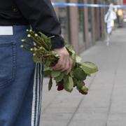 Blommor och ljus vid avspärrningen i hörnet av Hötorget - Kungsgatan på lördagsmorgonen.