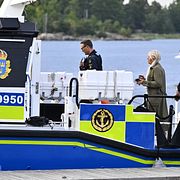 Polis på plats vid Sollenkroka brygga dagen efter att en kvinna hittats död på en ö i Stockholms skärgård.
