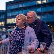 Erna Solberg och hennes man Sindre Finnes på Bystrandfestivalen på Marineholmen i Bergen 2021.