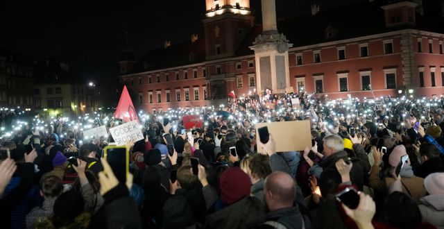 Stora demonstrationer i Warszawa. Czarek Sokolowski / TT NYHETSBYRÅN