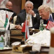 Donald Trump med prins Mohammed bin Zayed Al Nahyan under helgens statsbesök i Saudiarabien.