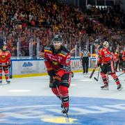 Linus Omark tackar publiken efter matchen. 