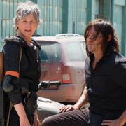 Melissa McBride som Carol Peletier och Norman Reedus som Daryl Dixon under inspelning av säsong åtta av ”The walking dead”.