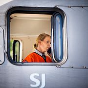 Personal på ett tåg som blev stående i Hallsberg på grund av nedriven kontaktledning. Bilden är från 2014. 