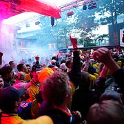 Fotbolls-supportrar på plats för att se Sveriges premiärmatch i fotbolls-VM mot Tunisien på storbilds-tv när nattklubben Trädgården.