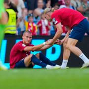 Leo Skiri Østigård og Erling Braut Haaland deppar efter förlusten.