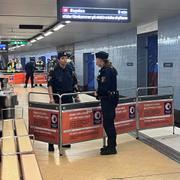 Polisen på tunnelbanestationen.