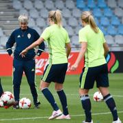 Pia Sundhage och svenska landslaget under gårdagens träning.