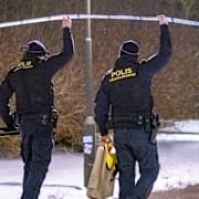 Polis, specialsökhund och kriminaltekniker på plats i Jägersro villastad i Malmö efter larm om en skottlossning på tisdagskvällen. 