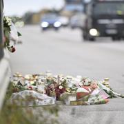 Blommor och ljus vid platsen där en tonårspojke körts ihjäl på Nockebybron mellan Ekerö och Bromma i västra Stockholm.