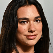 Dua Lipa och en arkivbild från protesterna i Albanien.