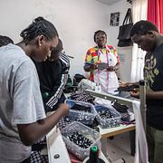 Volontärarbetare tillverkar tygbindor för en ideell organisation i Nairobi.