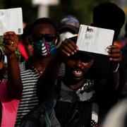 Stora folksamlingar som vill lämna Haiti har samlats utanför USA:s ambassad i Haiti efter mordet på presidenten. 