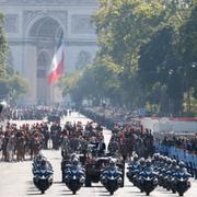 President Macron i en militärparad på Avenue Foch på nationaldagen den 14 juli.