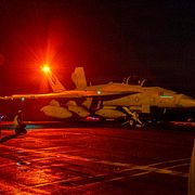 Ett stridsflyg ombord USS Abraham Lincoln.