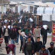 Palestinier tar emot nödhjälp via Gaza Humanitarian Foundation.