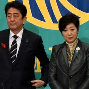 Shinzo Abe och utmanaren Yuriko Koike inför en valdebatt. Koikes parti har tappat stöd i de senaste mätningarna