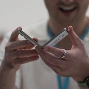 Besökare vid eventet där Iphone Duo presenterades på onsdagskvällen.