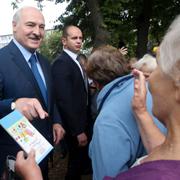 Aleksandr Lukasjenko träffar medborgare i en stad söder om Minsk.