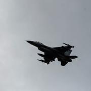 Två F-16-stridsflygplan i Ukraina.