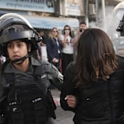 Israelisk polis griper en av angriparna som gav sig på två kvinnliga soldater i Bnei Brak, Israel, den 15 februari 2026. 