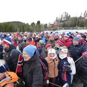 Publiken på väg in i VM-arenan i Granåsen. 