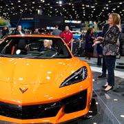 Mary Barra visar Joe Biden en Corvette.