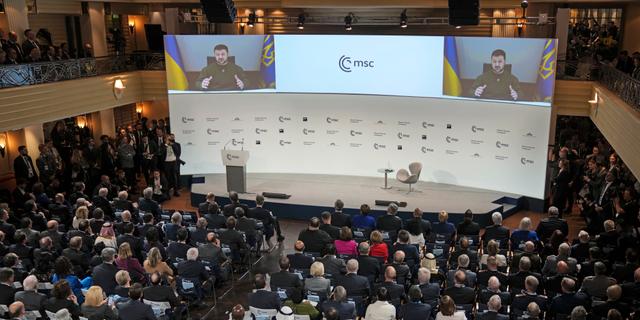 Zelenskyj talar inför konferensen i München. Michael Probst / AP