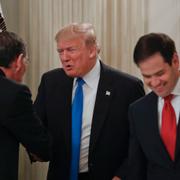 Republikanske senatorn John Barrasso, Donald Trump och republikanske senatorn Marco Rubio. 