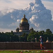 Rök stiger efter en ukrainsk drönarattack i S:t Petersburg i Ryssland i juli. I förgrunden syns Isakskatedralen.