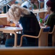 Arkivbild: Studenter studerar i biblioteket på Stockholms universitet.