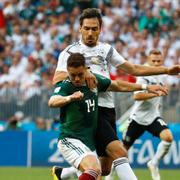 Mats Hummels i kamp med Mexikos Javier Hernandez. 