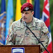 General Christopher Donahue talar på ett möte 2023.