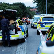 Arkivbild från 17 augusti: Polis på plats vid en skola i Ronna i Södertälje efter att en person skjutits på måndagskvällen.
