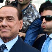 Silvio Berlusconi med säkerhetsvakt