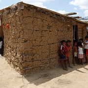 Barn från landets största ursprungsgrupp, wayuu, svalkar sig i skuggan.