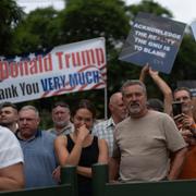 VIta sydafrikaner demonstrerar till stöd för Donald Trump.