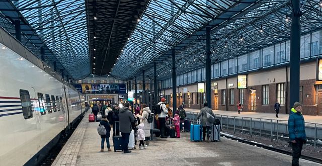 Passagerarna från St Petersburg flockas på Helsingfors järnvägsstation efter att tåget rullat in. Klas Widestrand/TT