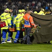 Etienne Vaessen bärs av planen på Mandemakers Stadium i Waalwijk, September 30, 2023.