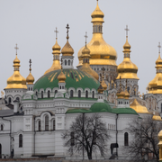 Petjerskaklostret (till höger) och Sofiakatedralen (till vänster) i Kyiv. 