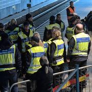 Passkontrollanter och polis väntar på inkommande Öresundståg från Danmark på perrongen på stationen i Hyllie. Arkivbild från 2017.