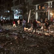 Palestinier efter flyganfall i Gaza stad, 26 maj 2026. 