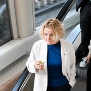 Centerpartiets partiledare Anna-Karin Hatt (C) lämnar en pressträff där hon har meddelat att hon avgår.