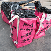 Sopsäckar från Think Pink. Till höger ett av de illegala sopbergen på en bild från polisens förundersökning. 