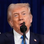 ICE-agenter i Minneapolis och en bild på Trump. 