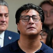 Ronaldo Salgado med sin bror Lorenzo, till vänster, under en presskonferens dagen efter att deras pappa sköts av ICE.