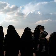 Många av de IS-anhängare som återvänt till Sverige har inte ställts inför rätta men allt fler svenska jihadister utreds för grova krigsbrott, till följd av ett utbyggt internationellt samarbete. Bilden är tagen i februari 2019 i samband med att kvinnor och barn evakuerades från ett av de sista IS-ockuperade områdena.