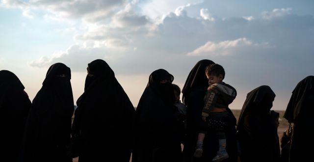 Många av de IS-anhängare som återvänt till Sverige har inte ställts inför rätta men allt fler svenska jihadister utreds för grova krigsbrott, till följd av ett utbyggt internationellt samarbete. Bilden är tagen i februari 2019 i samband med att kvinnor och barn evakuerades från ett av de sista IS-ockuperade områdena. Felipe Dana / AP