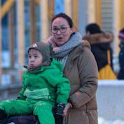 En kvinna med sina bran i Nuuk på Grönland.